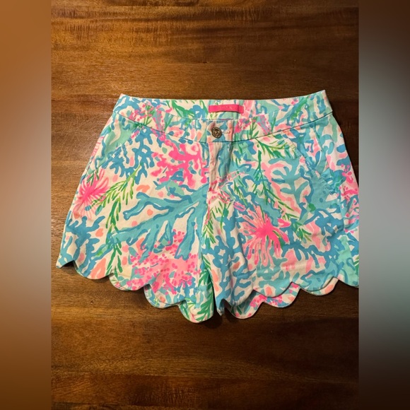Lilly Pulitzer Coral Bay Buttercup Scallop Shorts Size 4 - Picture 1 of 6